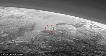 图中可看到冥王星上空存在着疑似云层