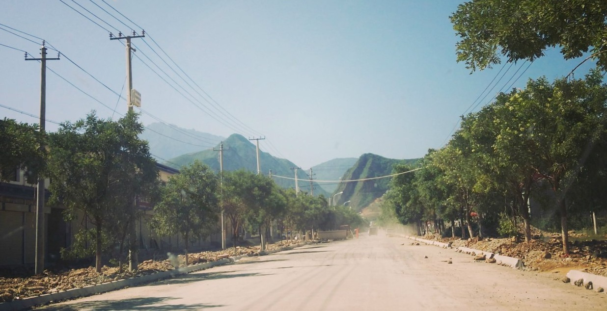 康乐县进入莲花山的公路（足古川段）
