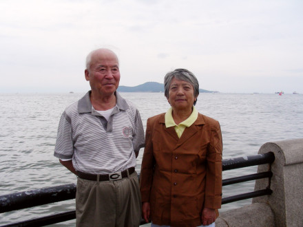2011年8月，刘振凯与夫人艾绍芳在威海度假