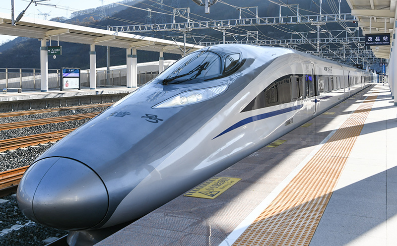 川青铁路青白江东至镇江关段首发C6008次列车 