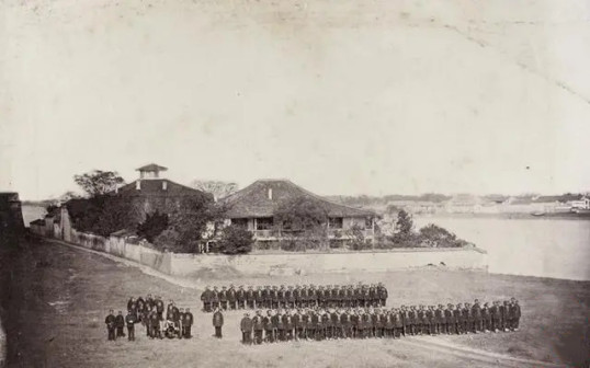 1877年，宁郡卫安勇在和义门外训练