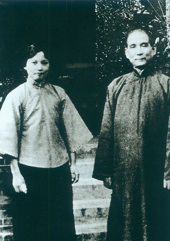 孙中山和宋庆龄在上海中山故居合影 