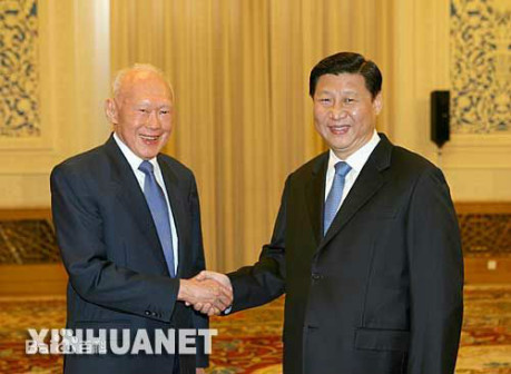新加坡国父李光耀（左）和国家主席习近平