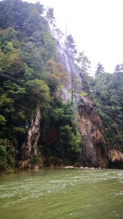 神像沐浴瀑