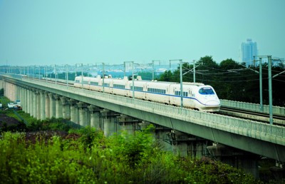 列车驶过黄山市徽州区境内的合福高速铁路