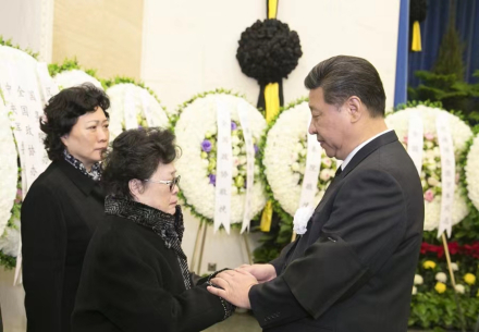 习近平与张万年亲属握手，表示深切慰问