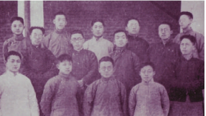 清华文学社成员，顾毓琇（中排右一），闻一多（中排左二）