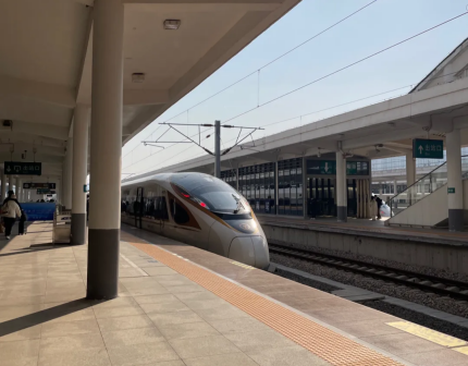复兴号CR400BF“金凤凰”动车组停靠威海站