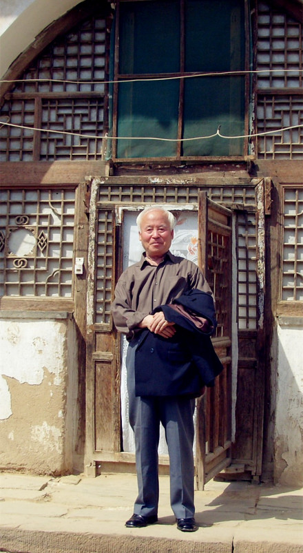 刘振凯在当年出生的窑洞前留念（2008年）