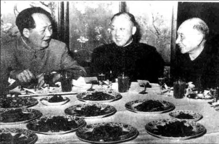 1956年毛泽东宴请卫立煌，谢无量（右）作陪 