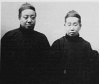 吴昌硕（右）与次子吴涵合影