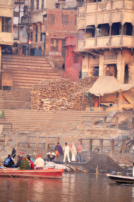 Manikarnika Ghat，石阶上堆放着烧尸的木材