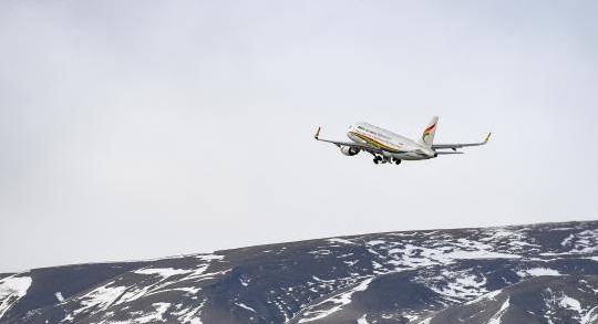 飞机在机场起飞