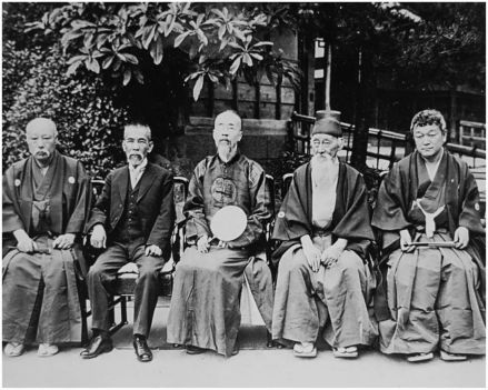 罗振玉（右三）与日本学者合影