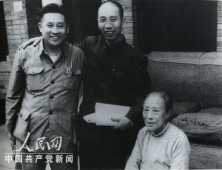 与其母亲合影 