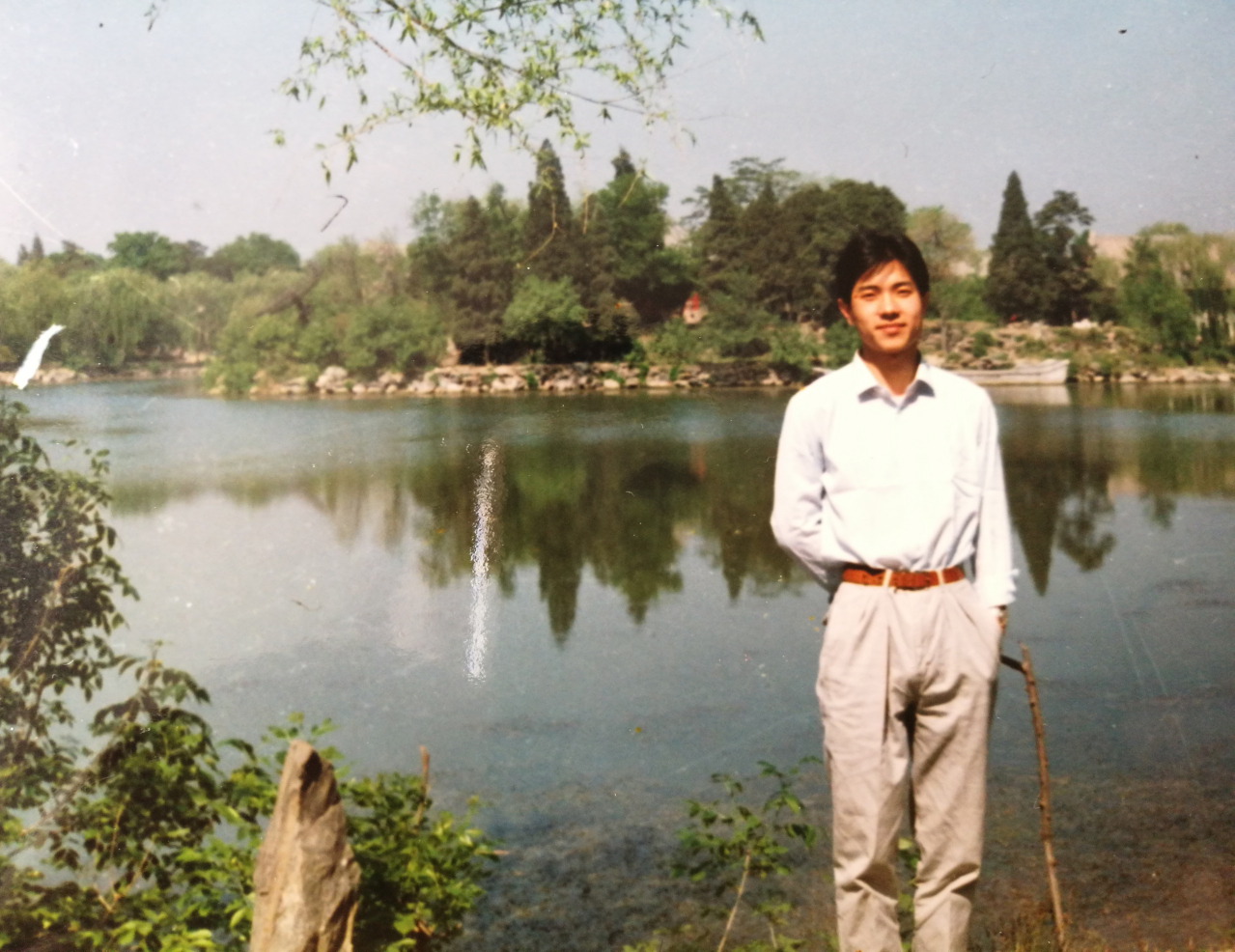 李彦宏北大未名湖前留影
