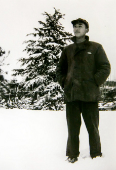 1953年冬,18岁时的厉声教在南京大学北大楼雪松处