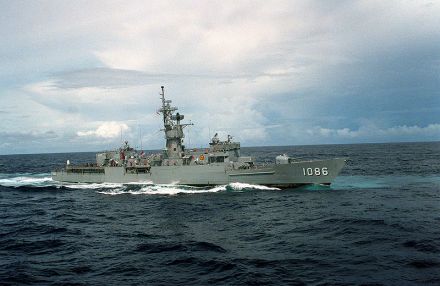 1990美国布立顿号巡防舰开进波湾海域