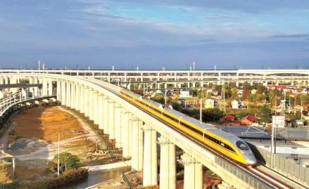 高速综合检测列车在盐通高速铁路上跑出385千米/小时速度