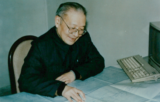 工作中的潘镜芙