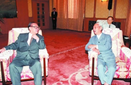 1999年6月30日，江泽民同志同邓力群同志交谈