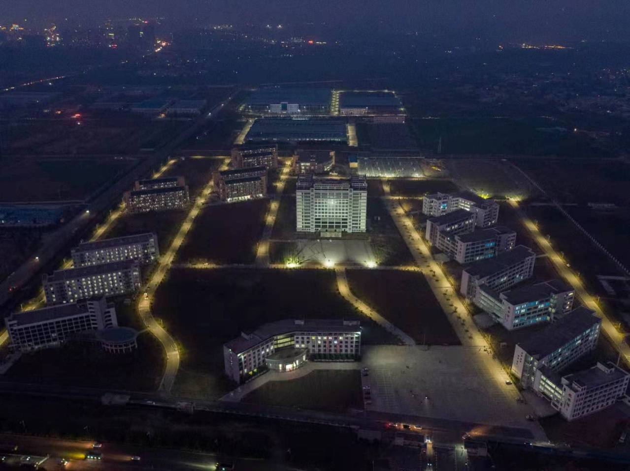 学校夜景航拍图