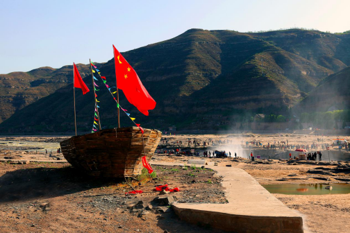 黄河壶口瀑布景区八景之一的旱地行船