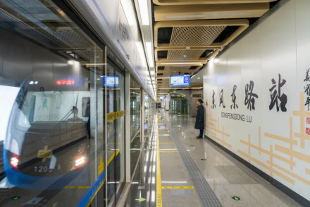 郑州地铁12号线开过东风东路站