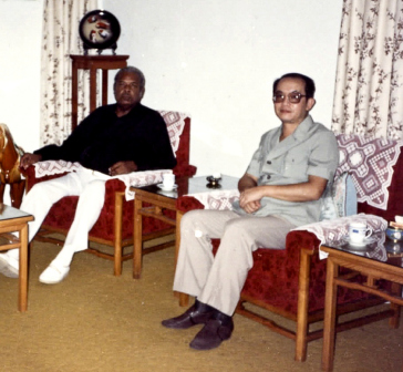 1987年,中国驻巴巴多斯代理大使厉声教与巴总理在中国大使馆