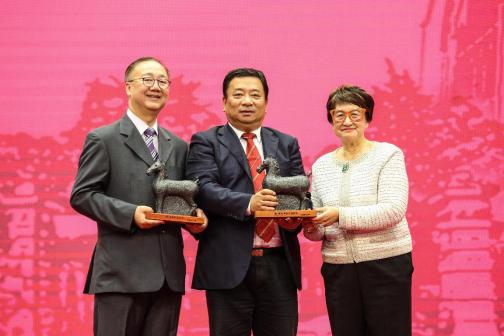 上海理工大学与香港沪江小学互赠纪念品