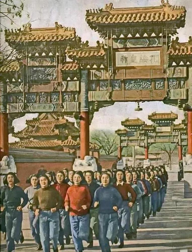 1951.3.1，第一女子中学学生跑步 人民画报 吴宝基 摄 
