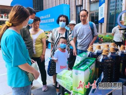 市民询问采购古浪县农特产品