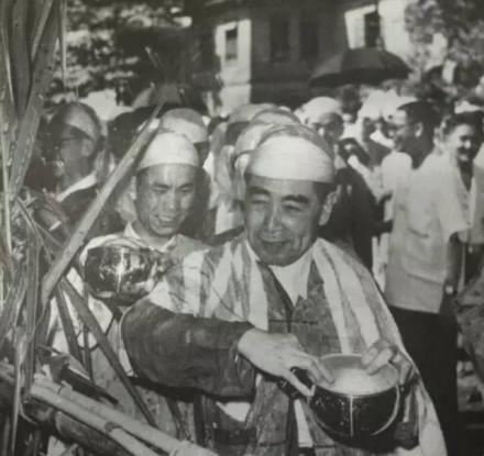 1960年周恩来访缅时，同缅甸人民欢庆泼水节