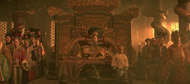 《末代皇帝》中的慈禧（卢燕饰）