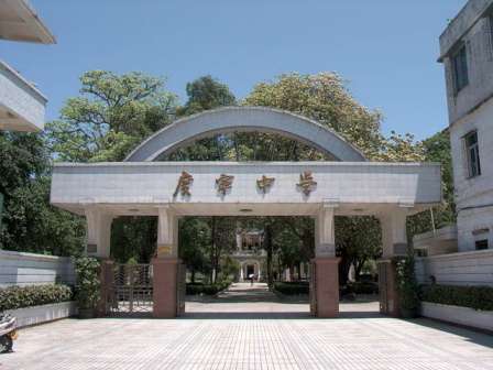 广宁中学大门