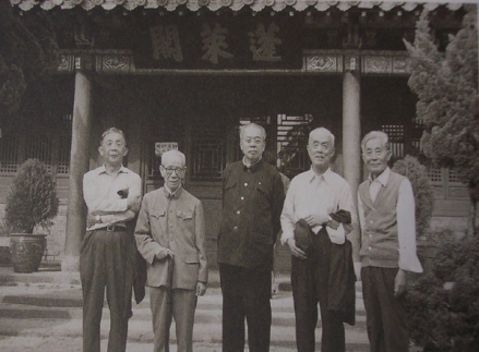 姜(中间)、季(右二)等同游烟台蓬莱阁