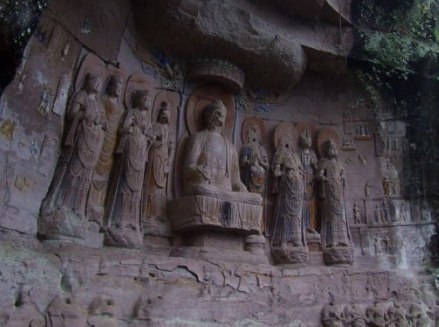 有明显砸痕的佛窟