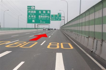 南沙港快速虽纳入高速路网，但因未设应急车道，仍属一级公路
