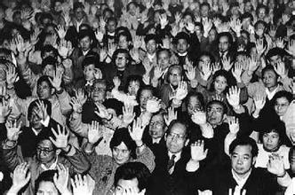 接受“气功大师”指导，正在“发功”的人们
