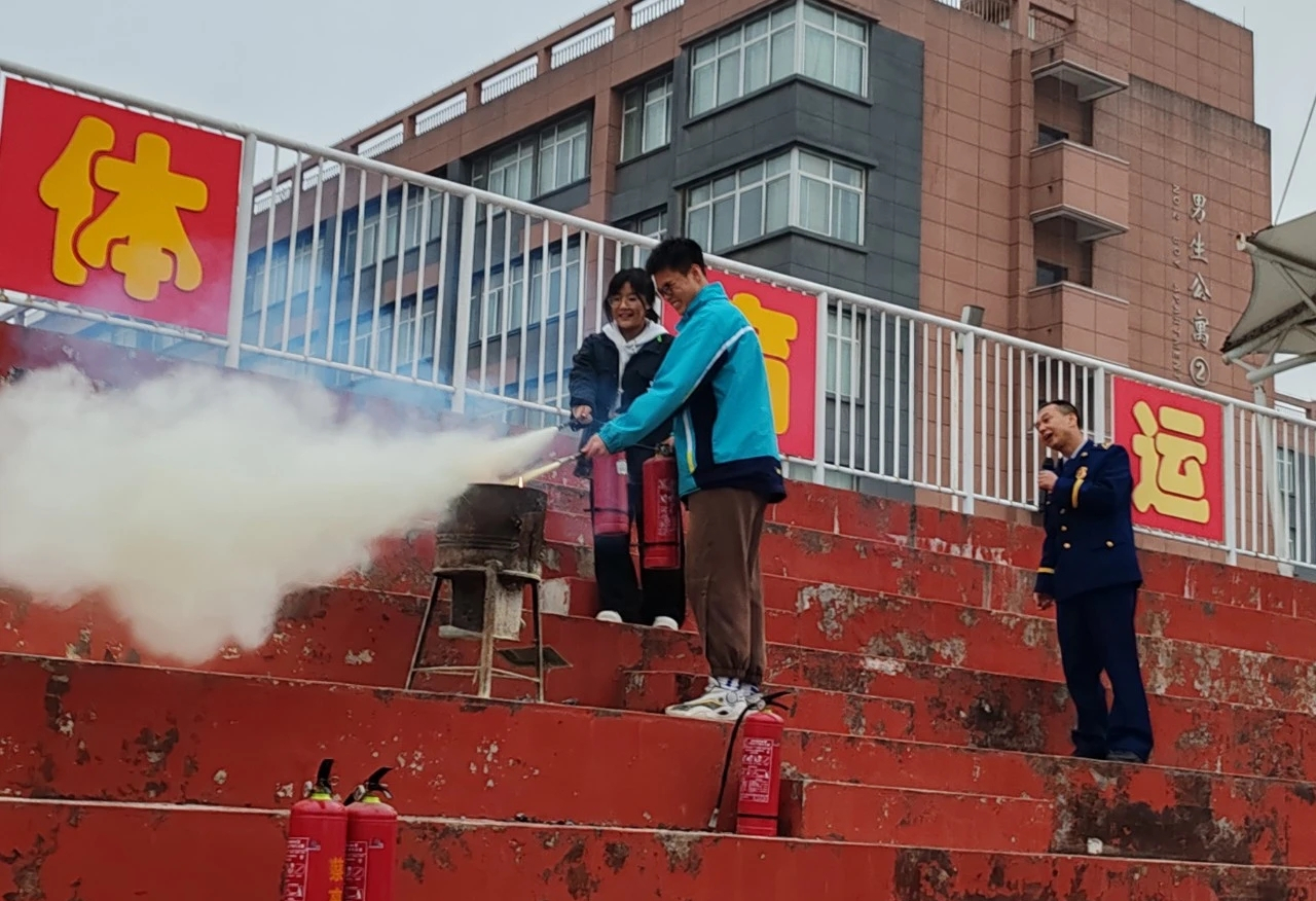 蔡家坡高级中学秋冬季消防安全演练