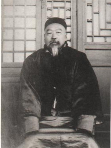 周树模坐姿照