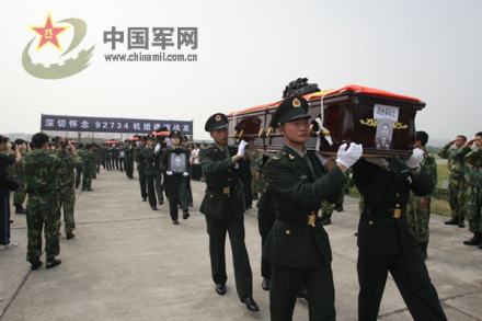 迎接烈士灵柩