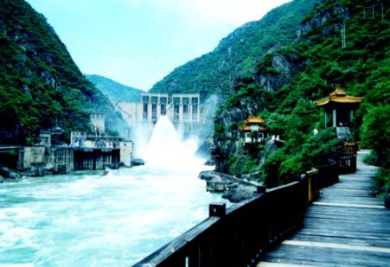 图2 红寺坝水库大坝 