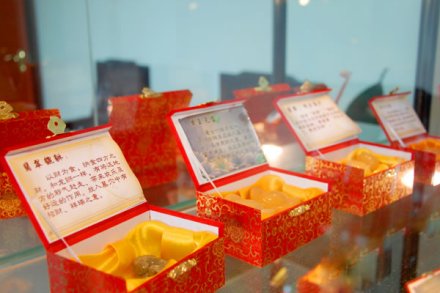现代随葬品 