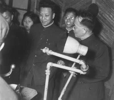 郭沫若、郁文(中)参观机械厂