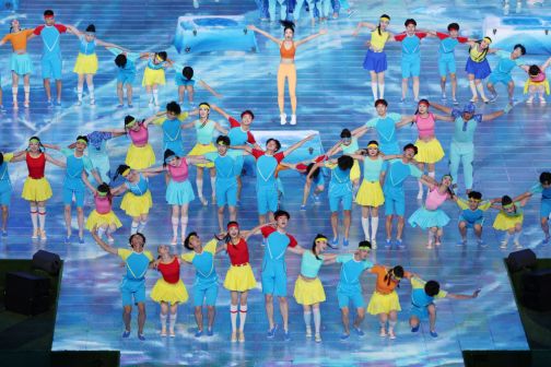 8月8日，演员在闭幕式上表演