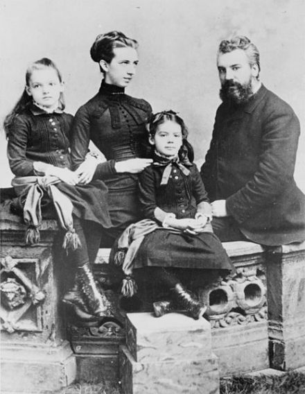 贝尔和他夫人及两个女儿，1885年