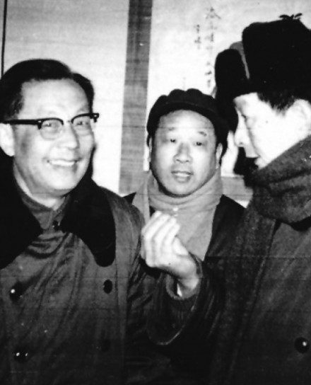 上世纪70年代的张劲夫(左)