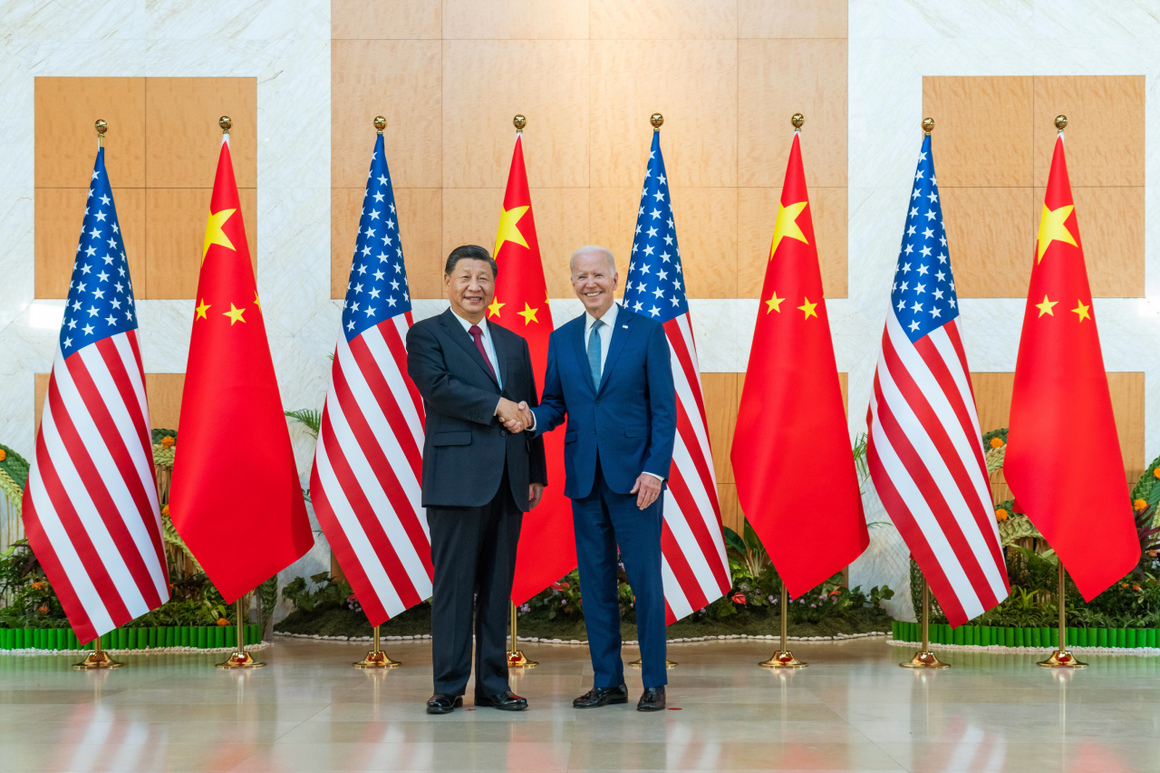 在印度尼西亚巴厘岛进行会晤的中国国家主席习近平和美国总统拜登