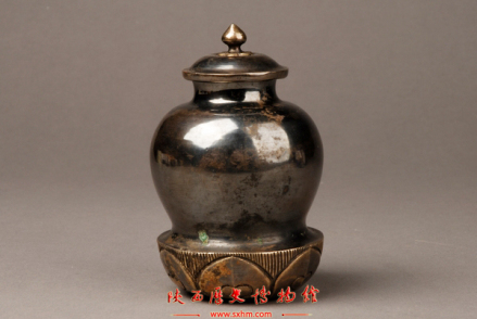 唐·仰莲瓣座银罐